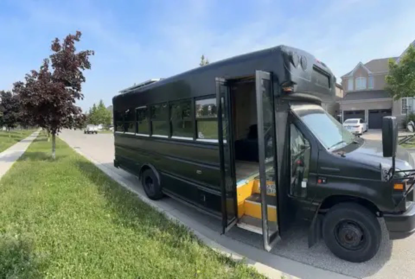 Black Ford 2008 E-450 Bus Conversion - photo 2