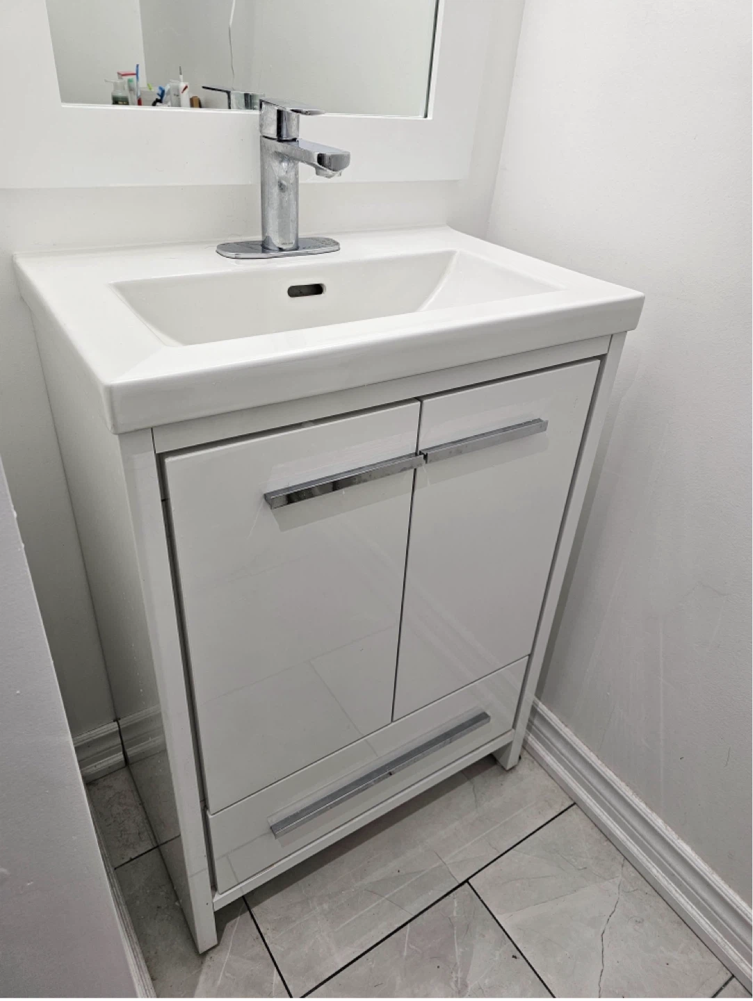 Glacier Bay Romali 24-inch White Bathroom Vanity with Sink