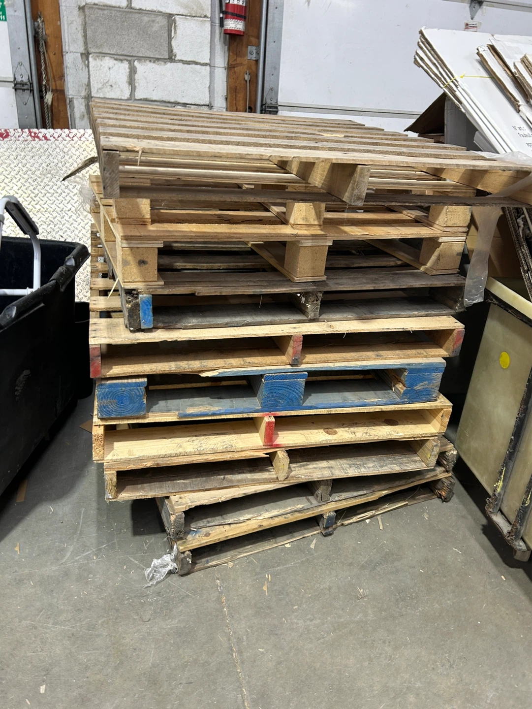 Wooden and Plastic Pallets - photo 2