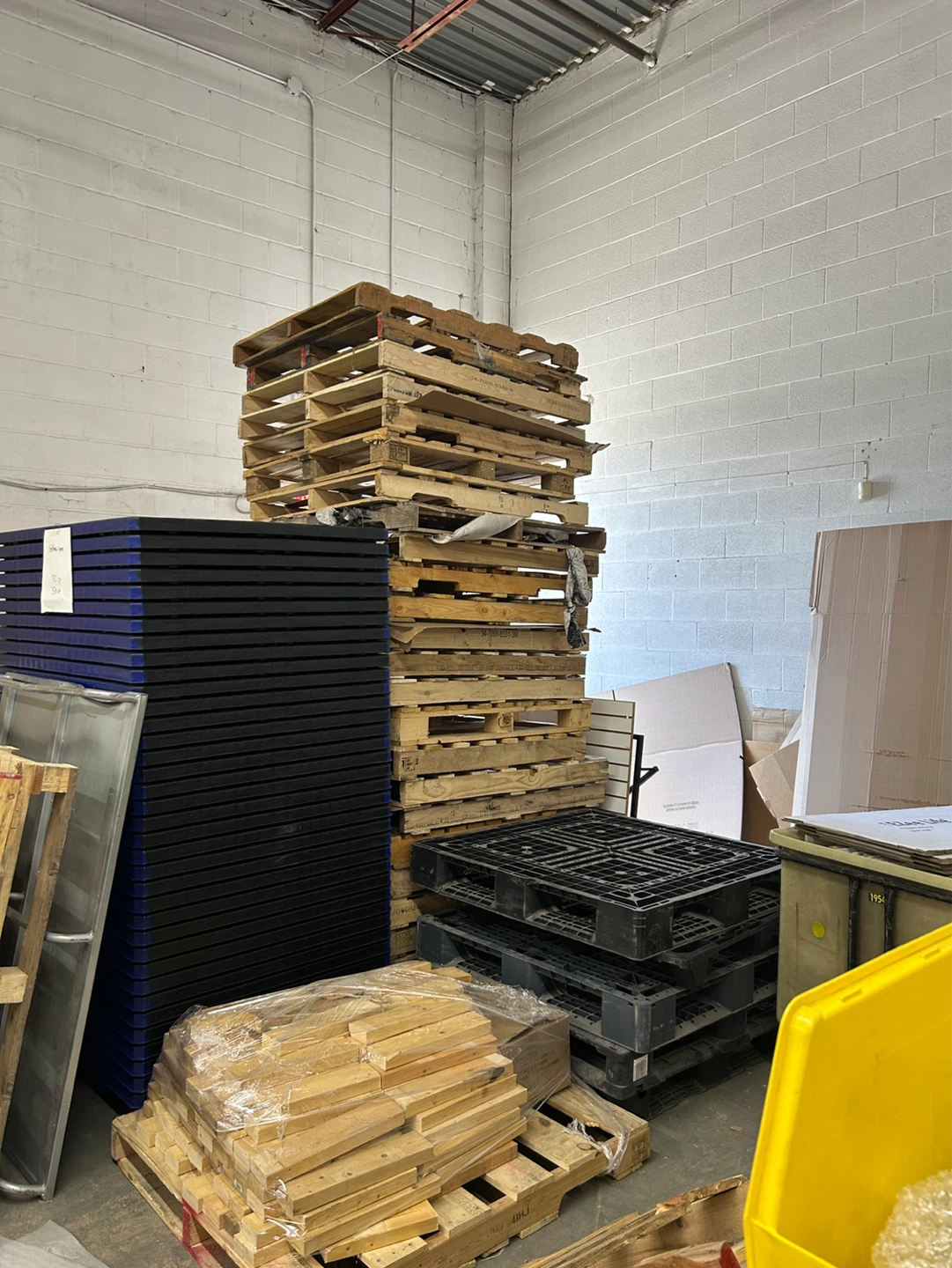 Wooden and Plastic Pallets - photo 4