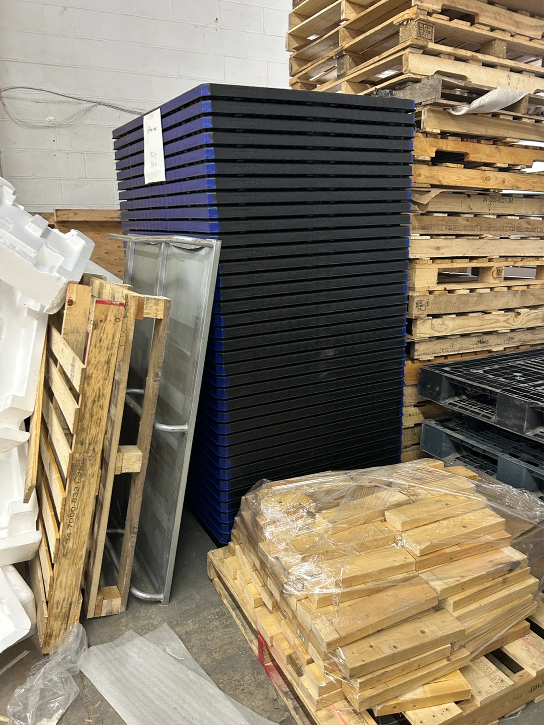 Wooden and Plastic Pallets - photo 3