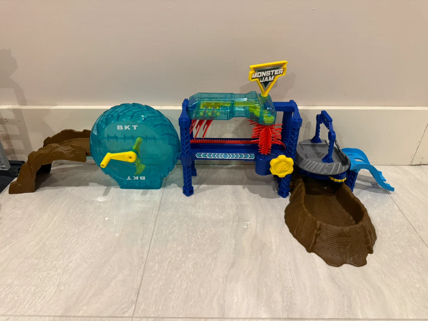 Hot Wheels Monster Jam & Ultimate Garage Playsets - photo 4