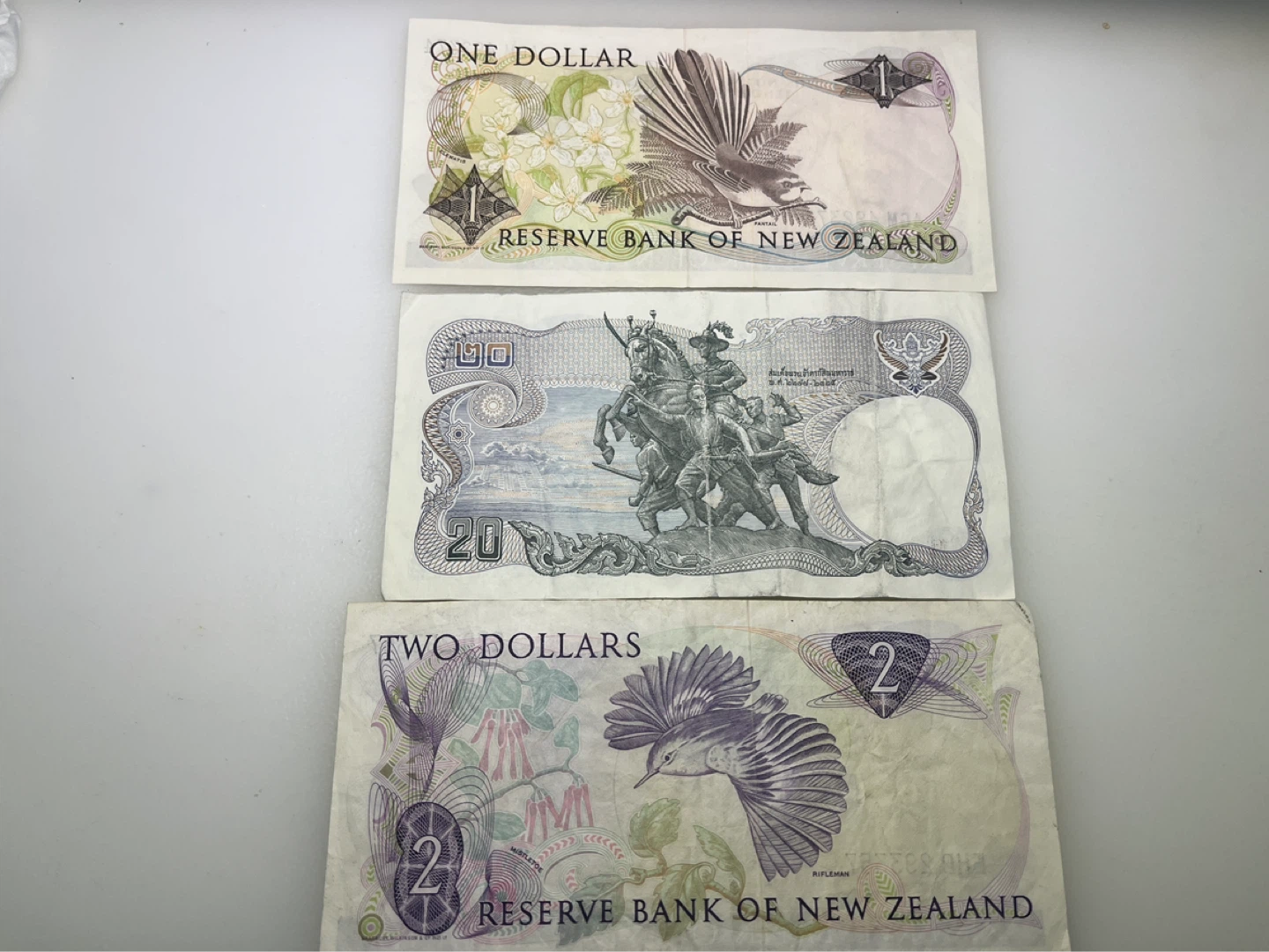 New Zealand Dollar Banknotes - 1, 2 Dollars + Thai 20 Baht - photo 2