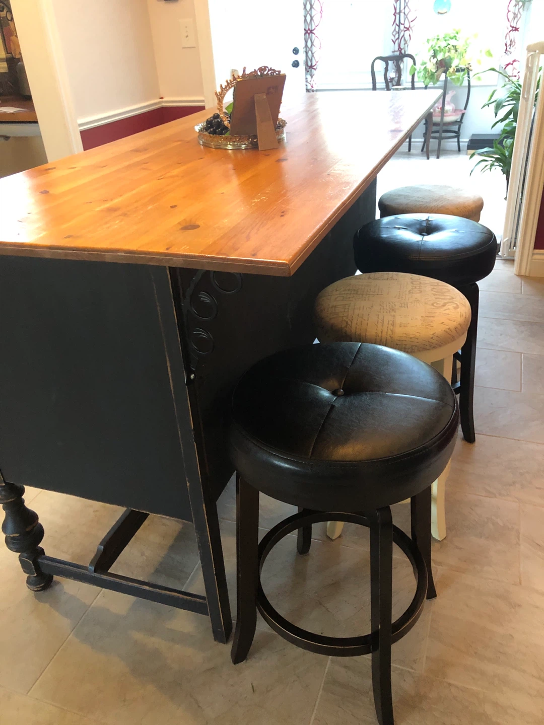 Kitchen table/island with stools - photo 4