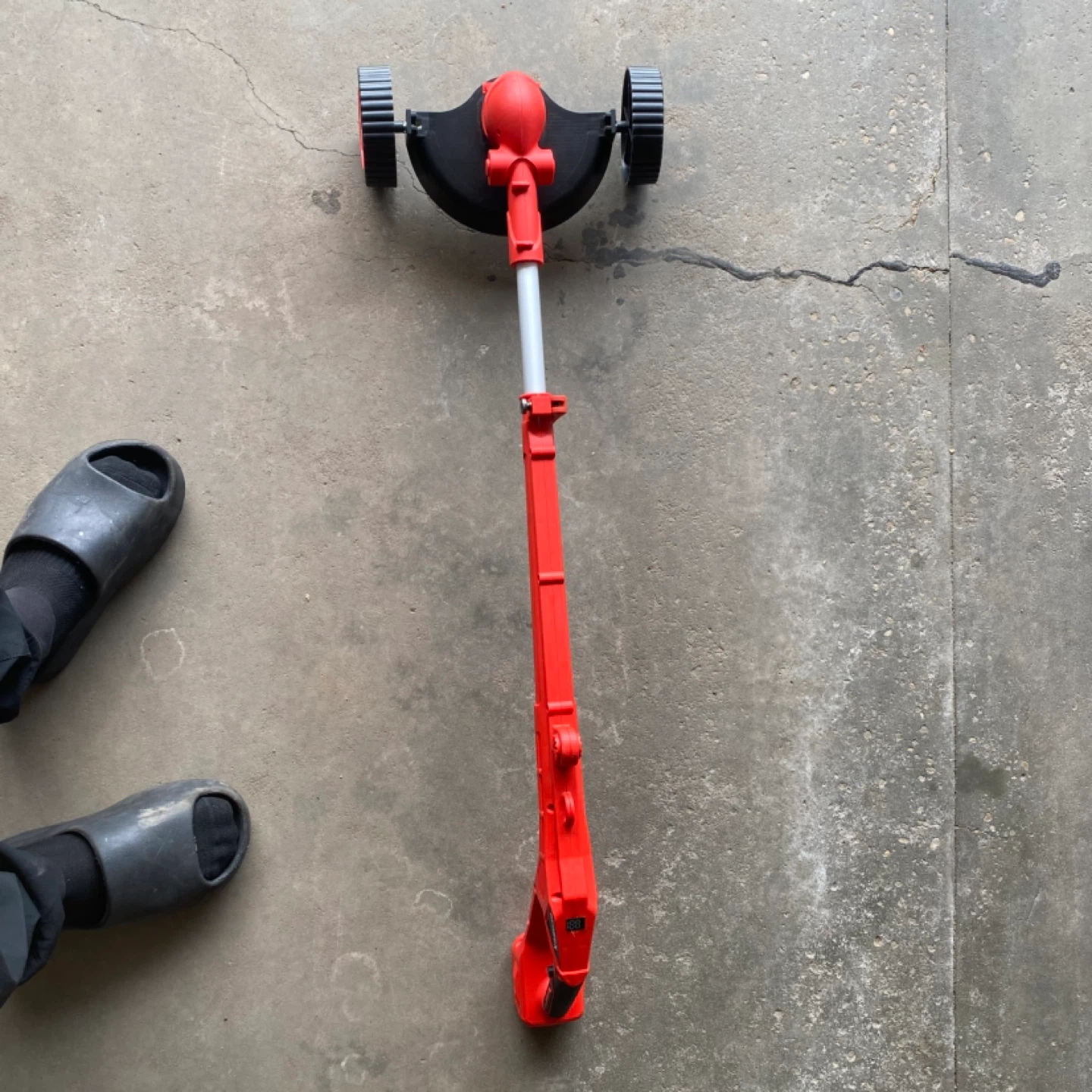 Electric Weed Trimmer / Grass Cutter with Wheels