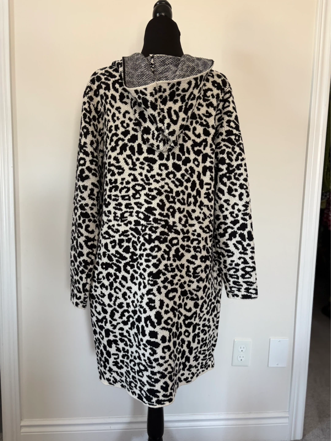 M - Like NEW! Knit Leopard Print Cardigan with Hood & pockets - photo 4