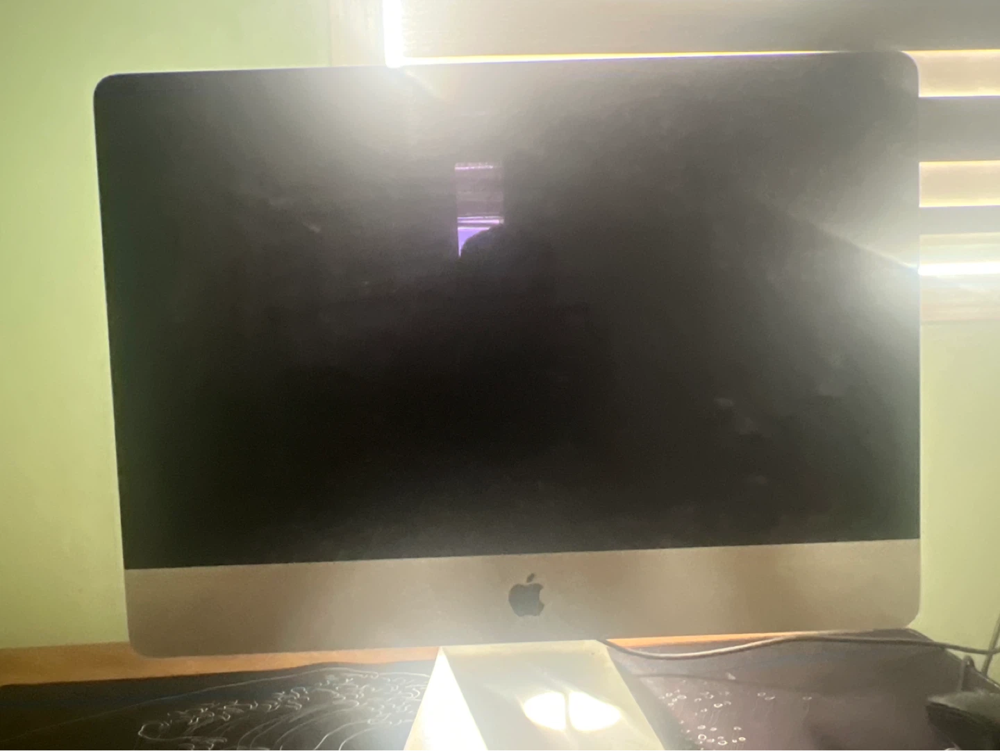 Apple iMac 21.5-inch Late 2013. Comes with keyboard