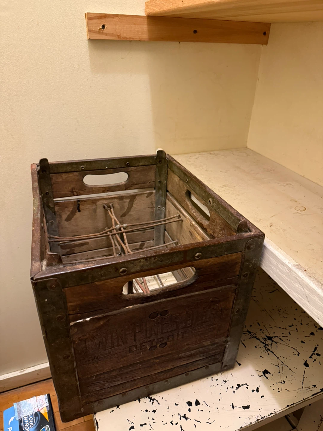 Vintage Twin Pines Dairy Milk Crate - photo 2