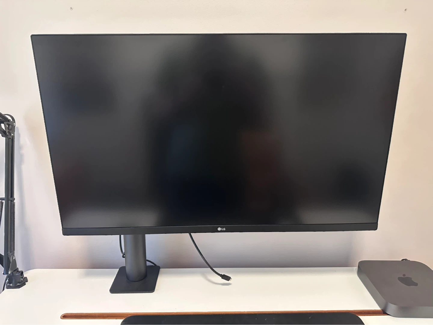 LG 31.5 Inch Ultrafine Monitor with Ergo stand - photo 2