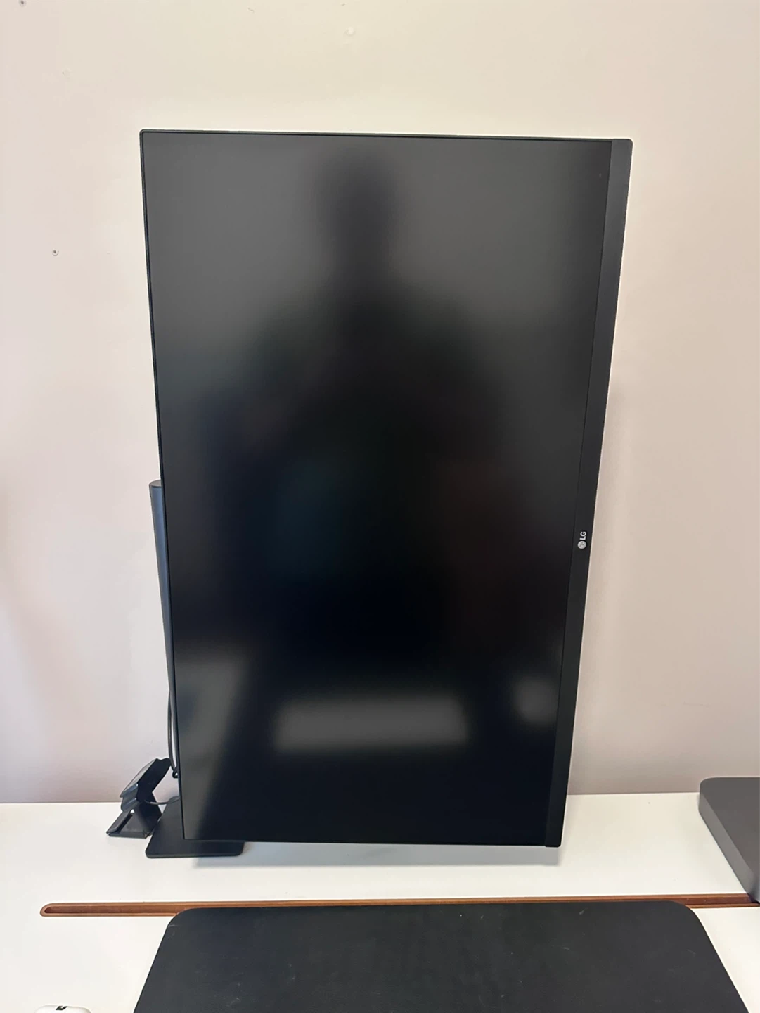 LG 31.5 Inch Ultrafine Monitor with Ergo stand - photo 3