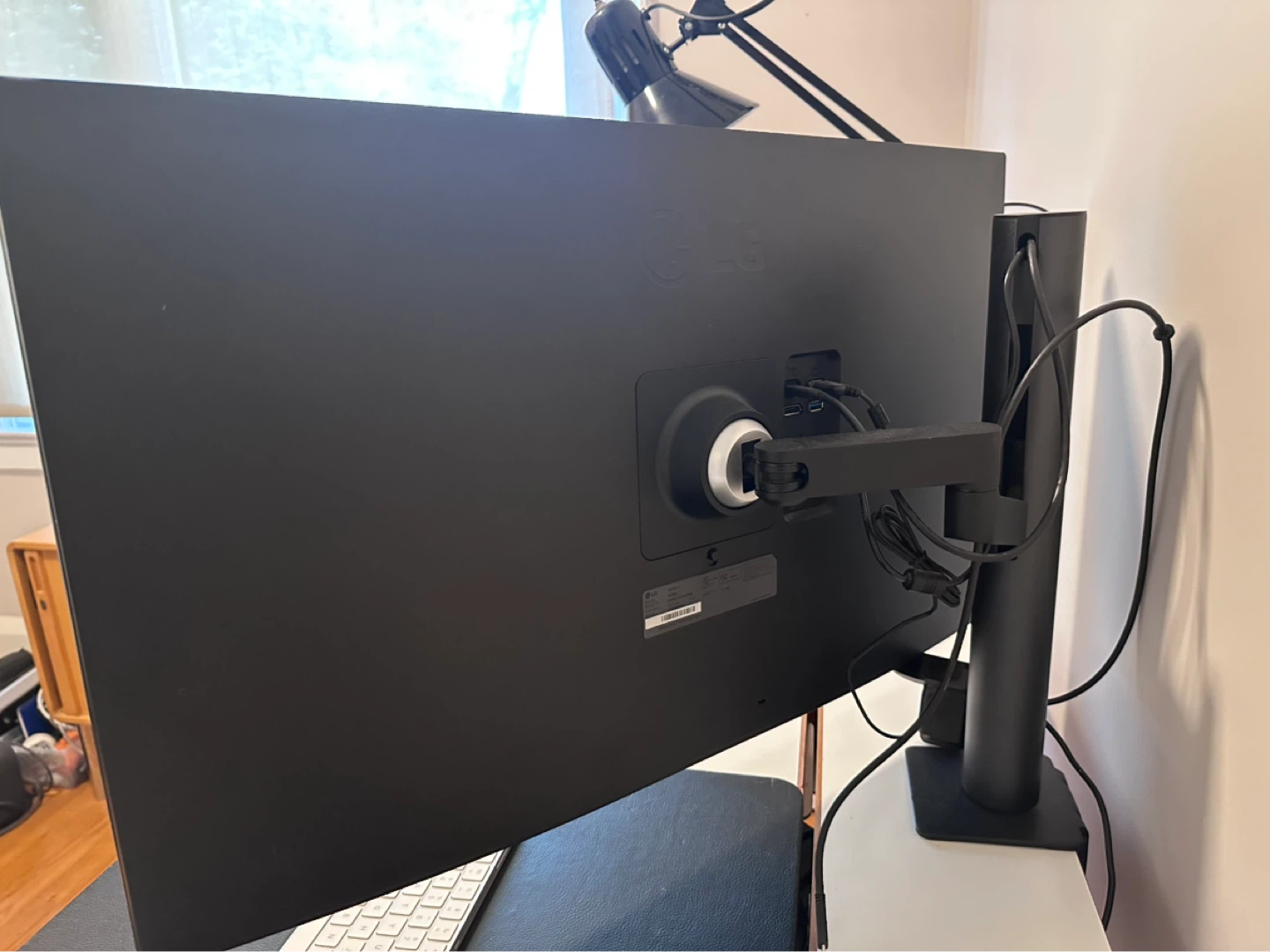 LG 31.5 Inch Ultrafine Monitor with Ergo stand - photo 4