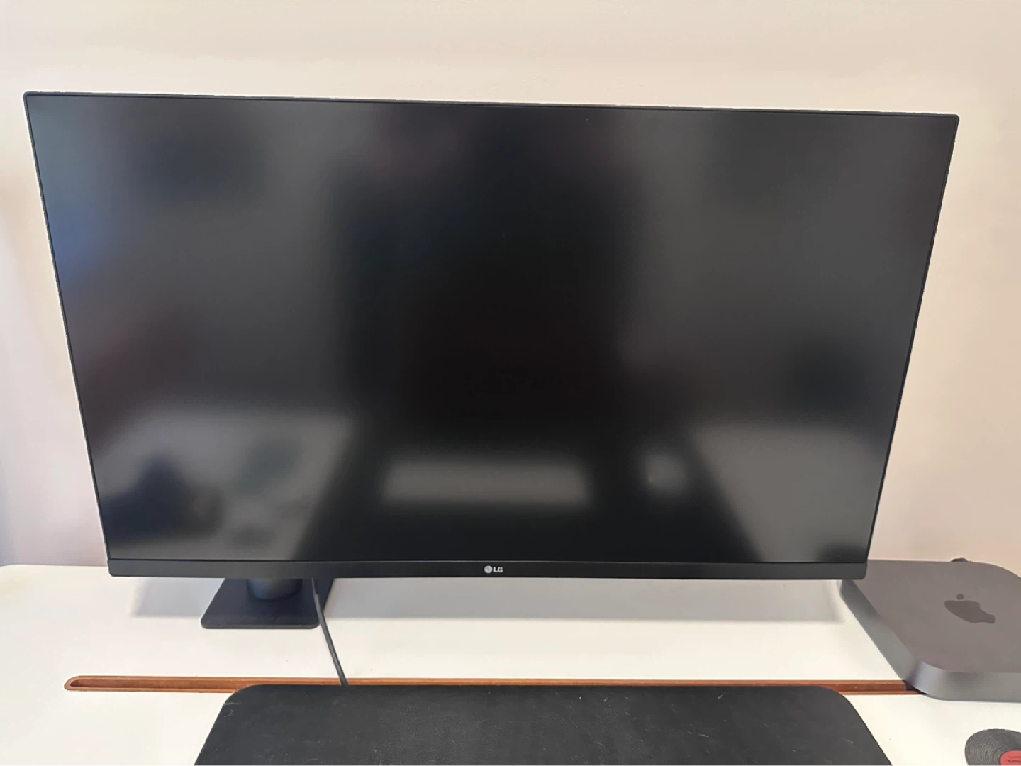 LG 31.5 Inch Ultrafine Monitor with Ergo stand - photo 5