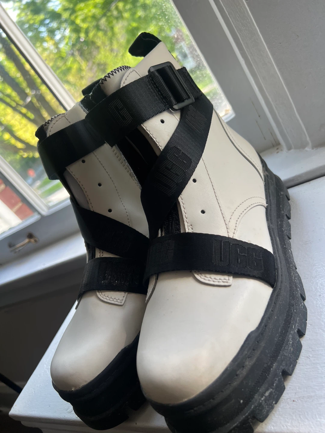 UGG White & Black Platform Boots - photo 3