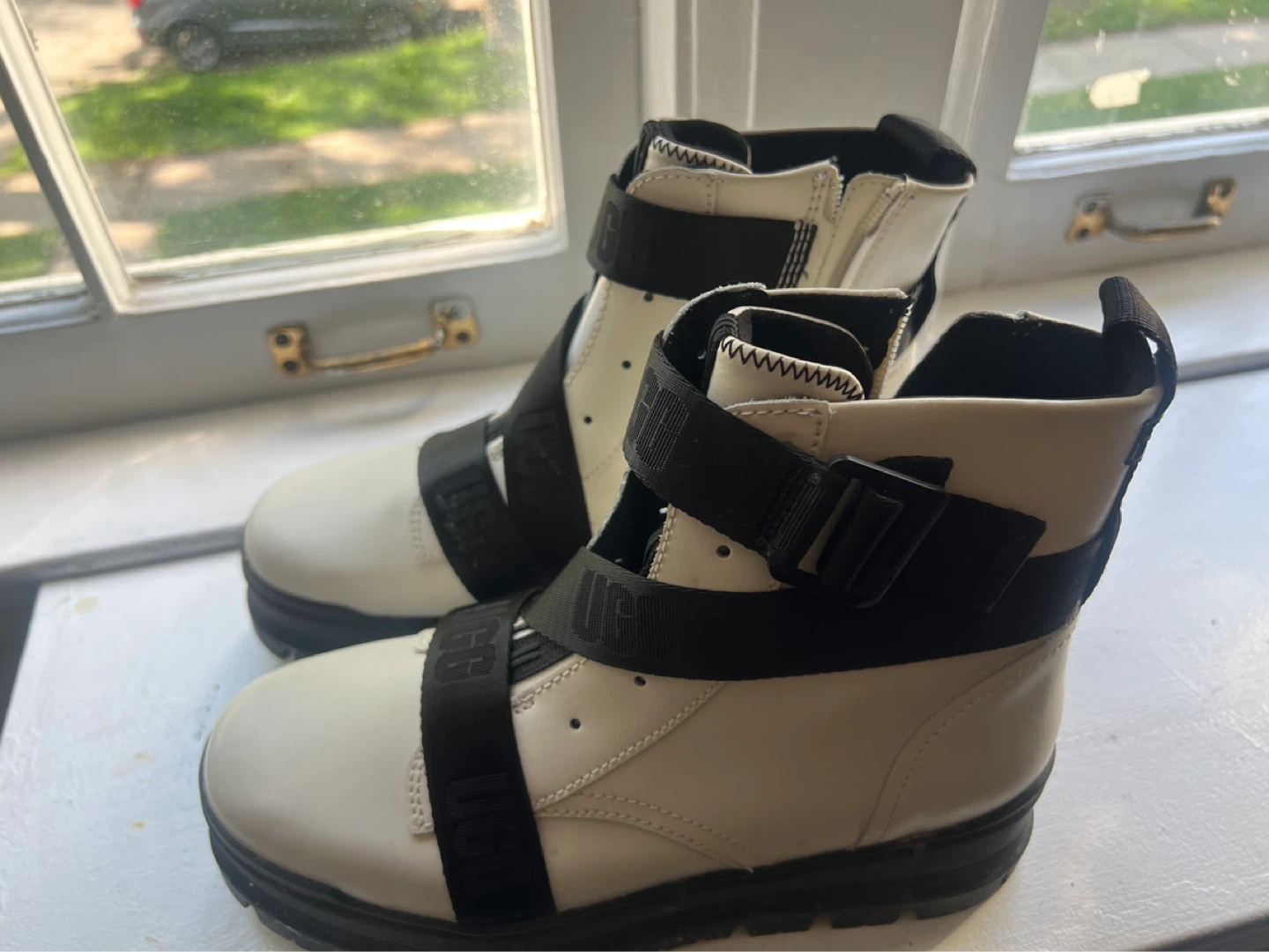 UGG White & Black Platform Boots - photo 2