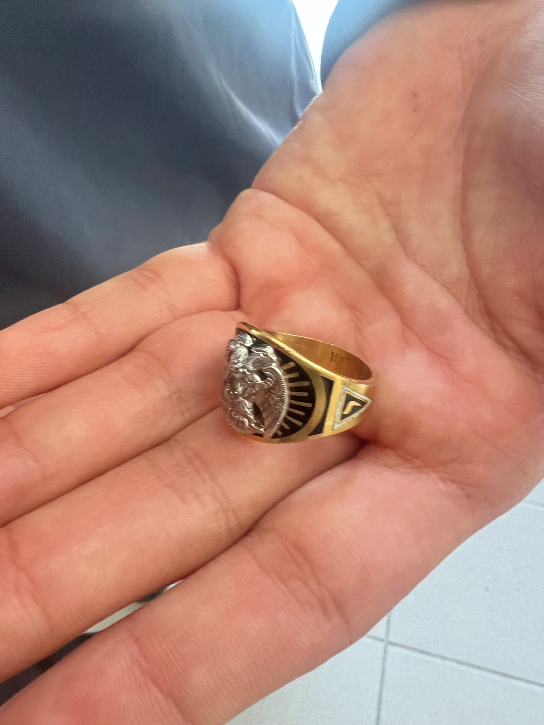 Gold Tone Eagle Crest Ring - photo 3