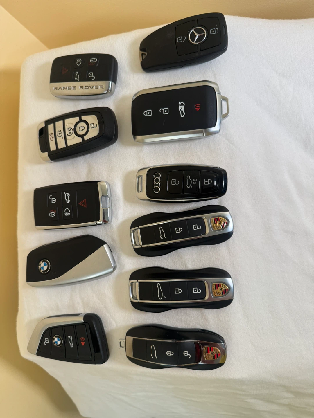 Car keys. For parts only. Assorted Luxury Car Key Fobs - photo 3