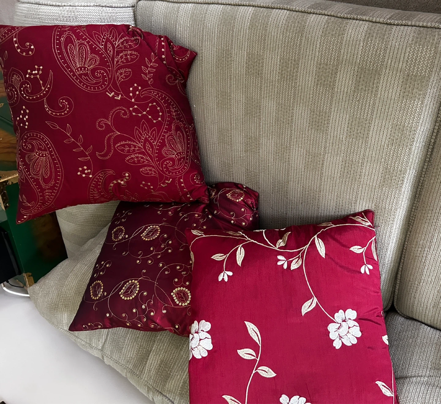 3 Throw Pillows with sequins & embroidery - photo 2