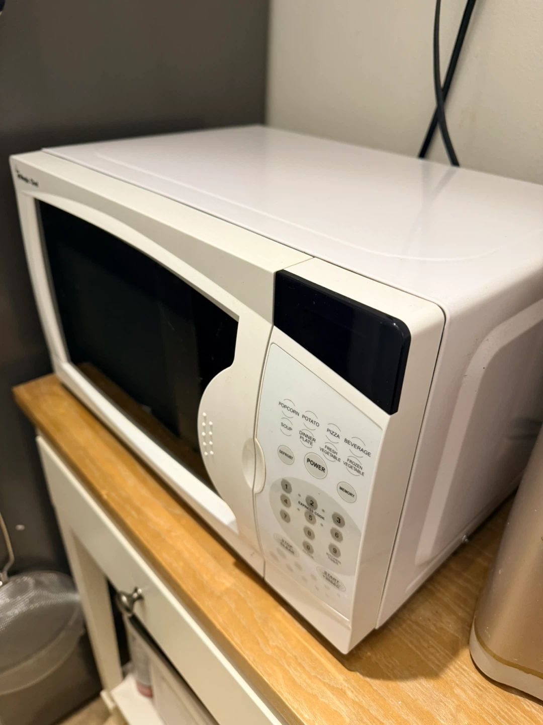 Microwave- Magic Chef - photo 3
