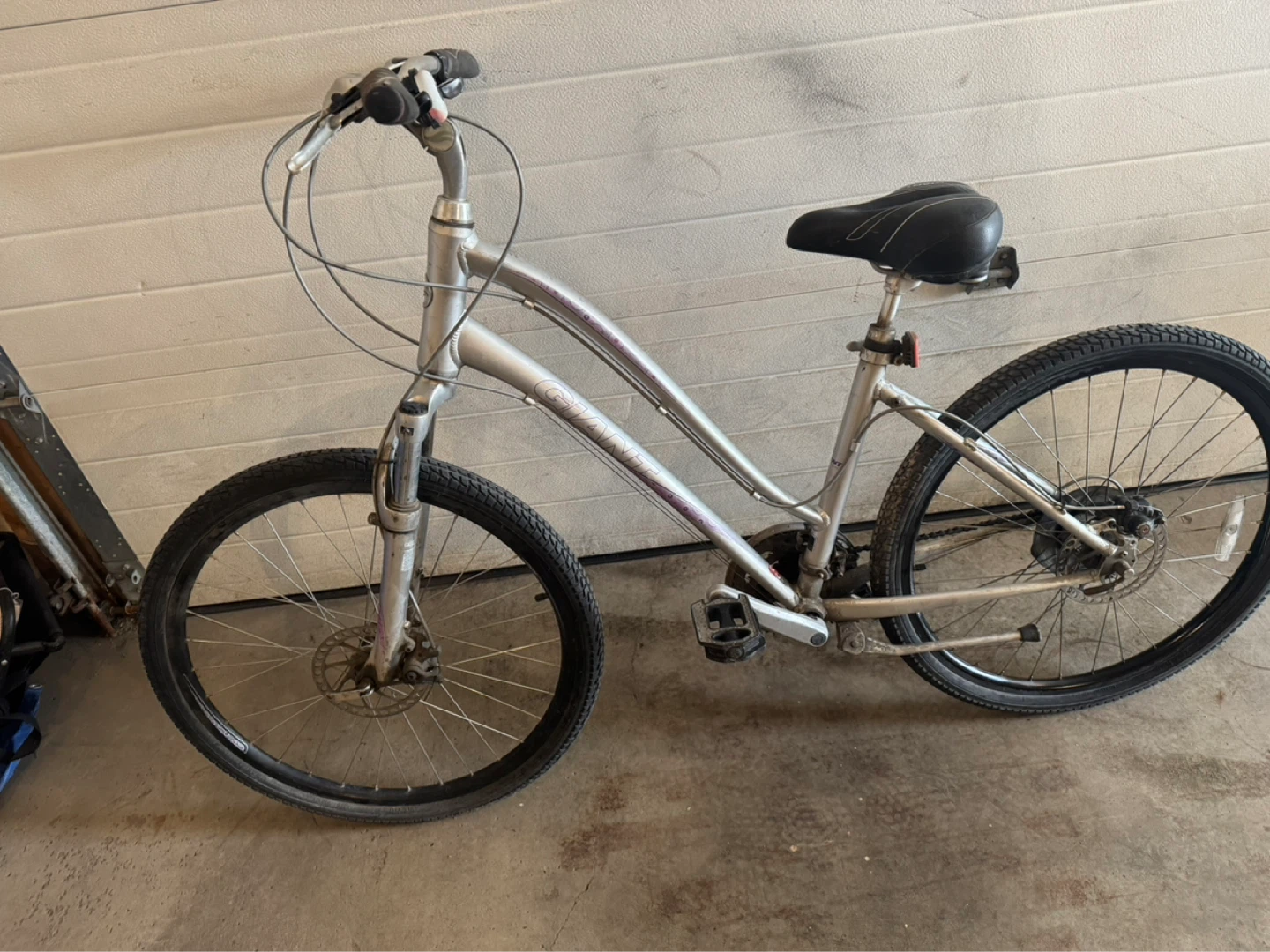 Ladies Giant Aluminum Mountain Bike with Disk Brakes