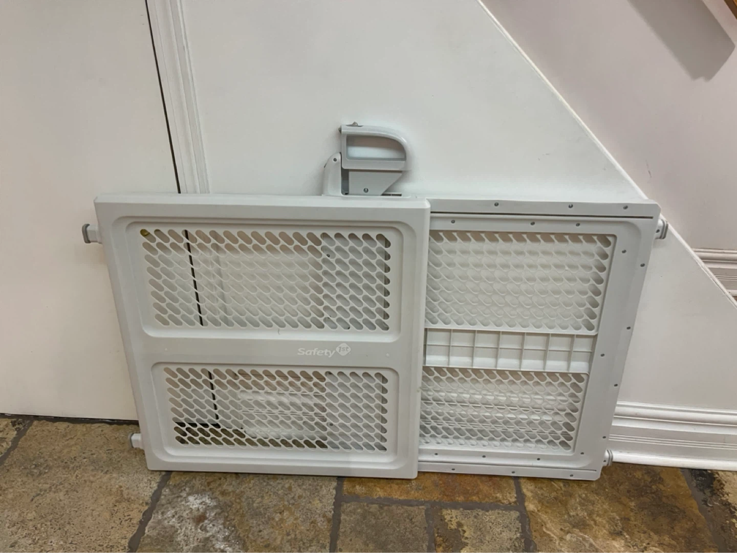 Safety 1st White Baby Gate or Dog Gate / adjustable/ like new - photo 2