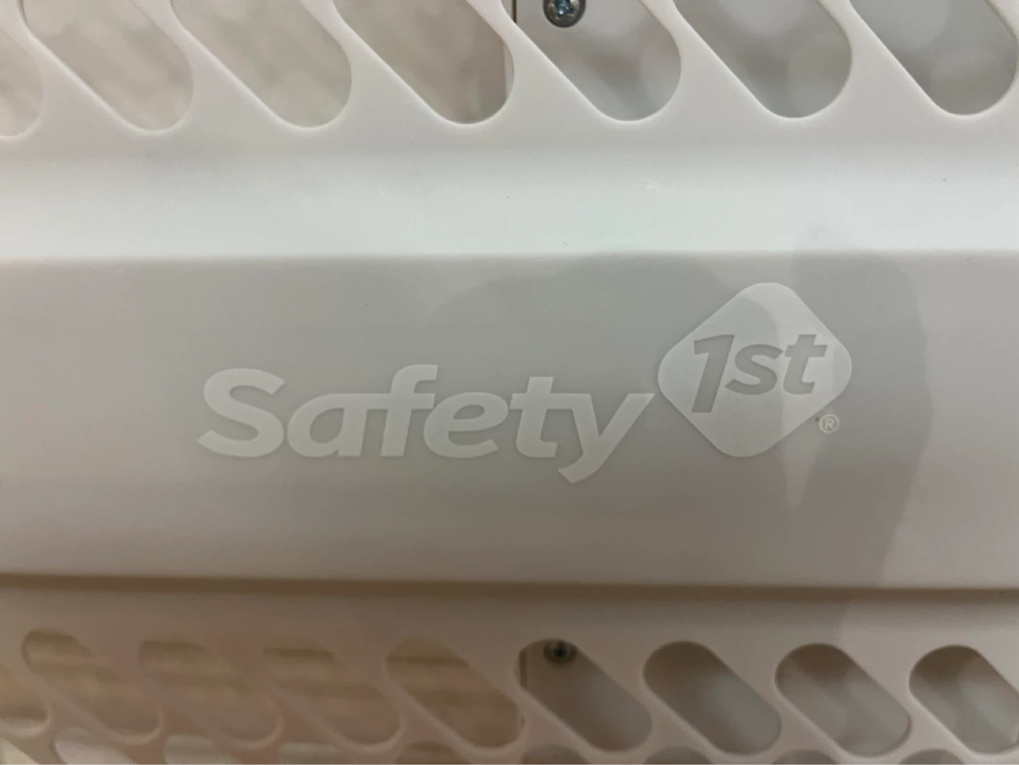 Safety 1st White Baby Gate or Dog Gate / adjustable/ like new - photo 3