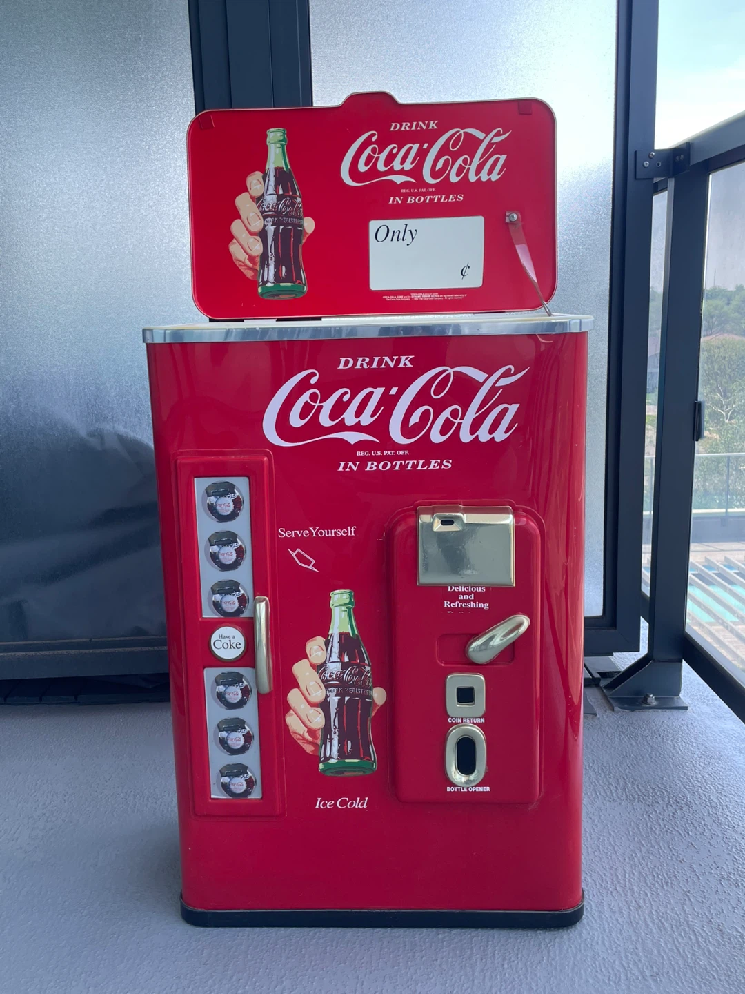 Coca-Cola Retro Mini Vending Machine Cooler - photo 4