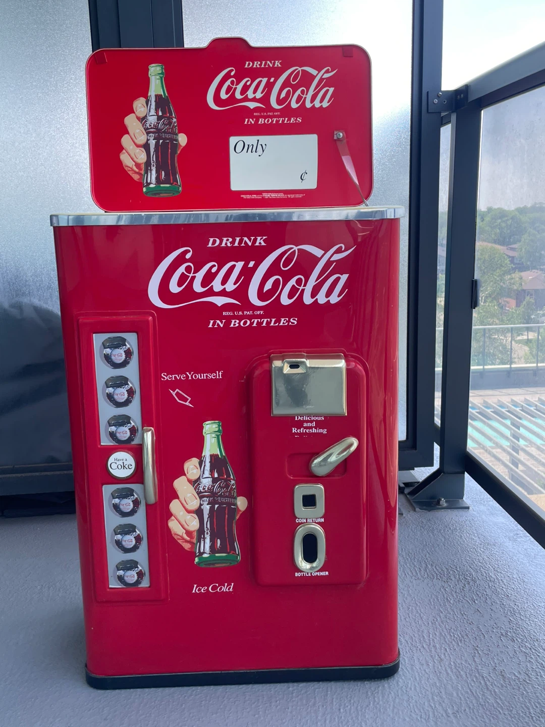 Coca-Cola Retro Mini Vending Machine Cooler - photo 2