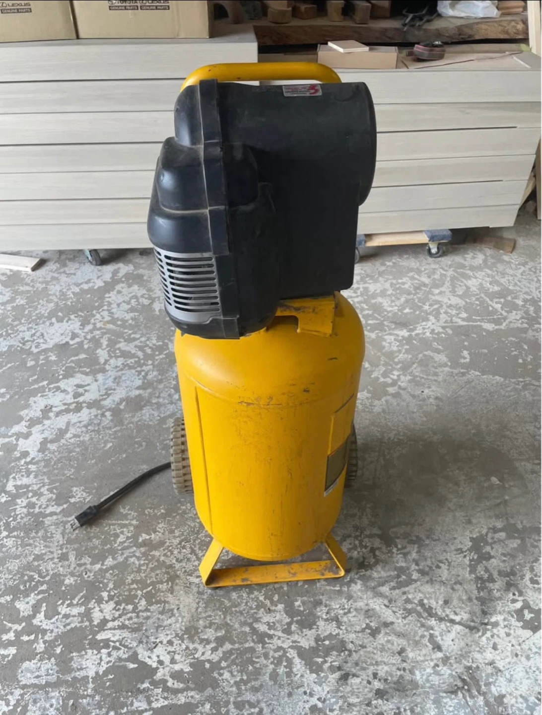DeWalt 15 Gallon Air Compressor 225 PSI - photo 3