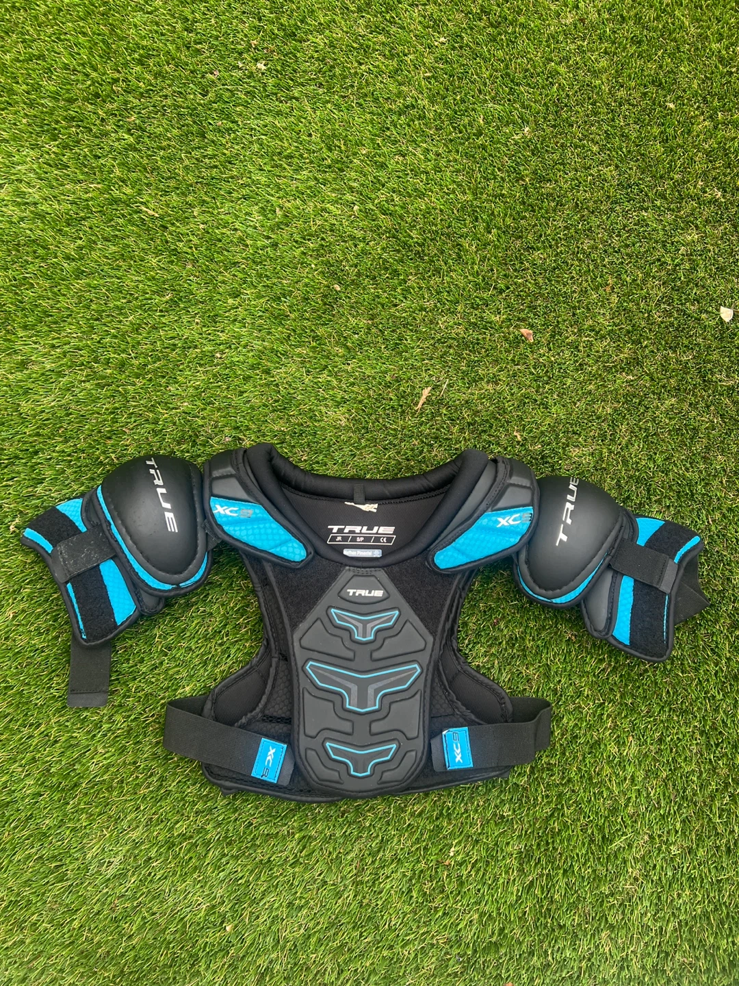 True XC Series Hockey Shoulders - brand new, never worn