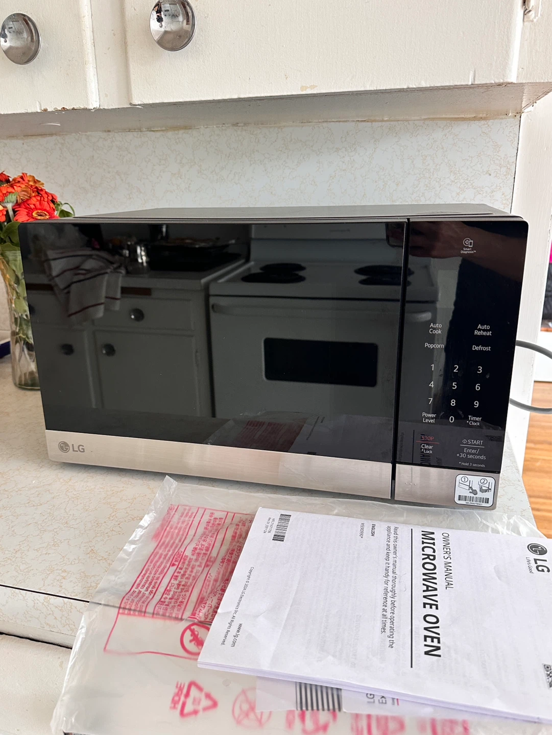 LG NeoChef Smart Inverter Microwave 0.9 cu