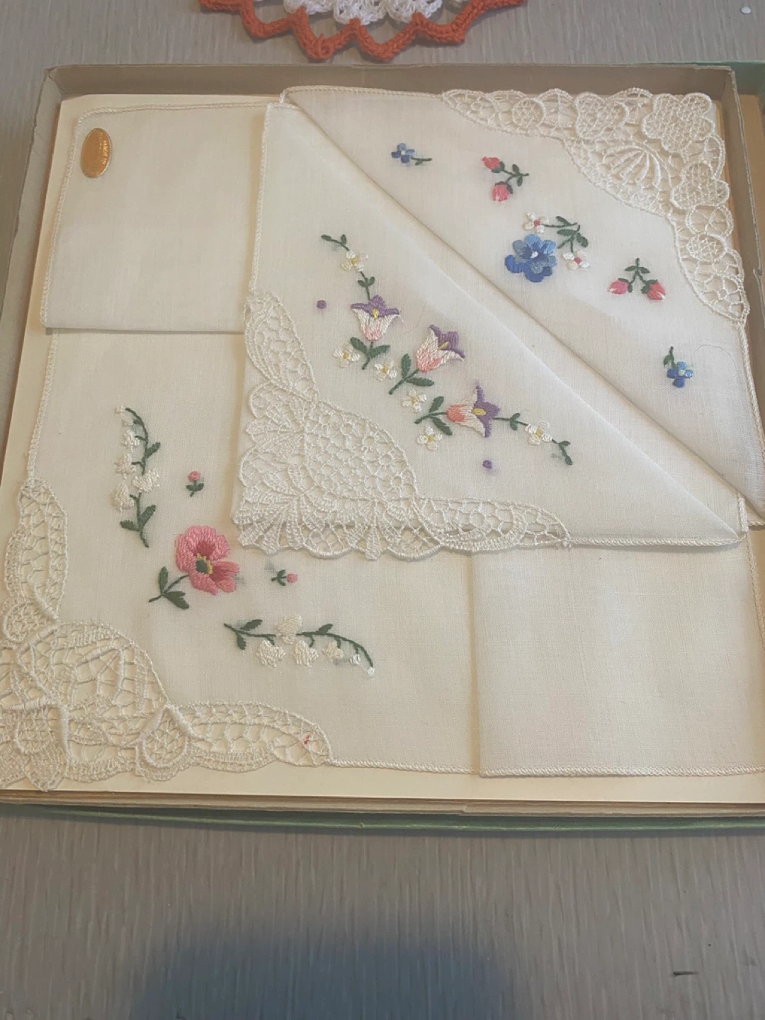 5 vintage Embroidered Handkerchiefs - photo 5