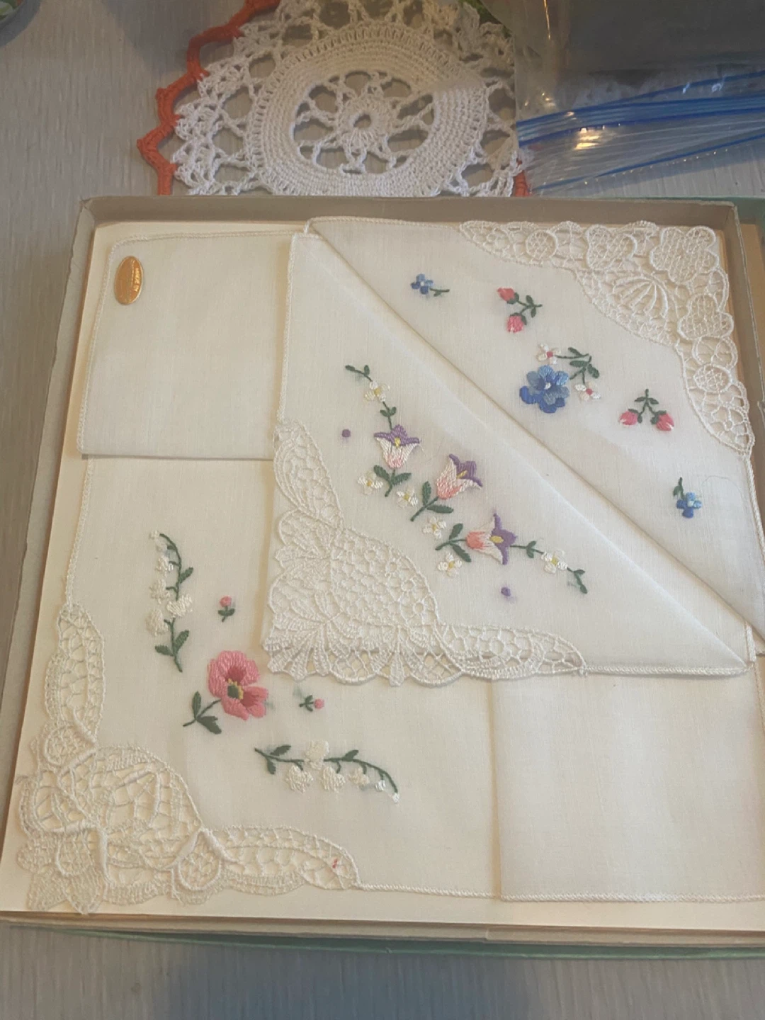 5 vintage Embroidered Handkerchiefs - photo 4