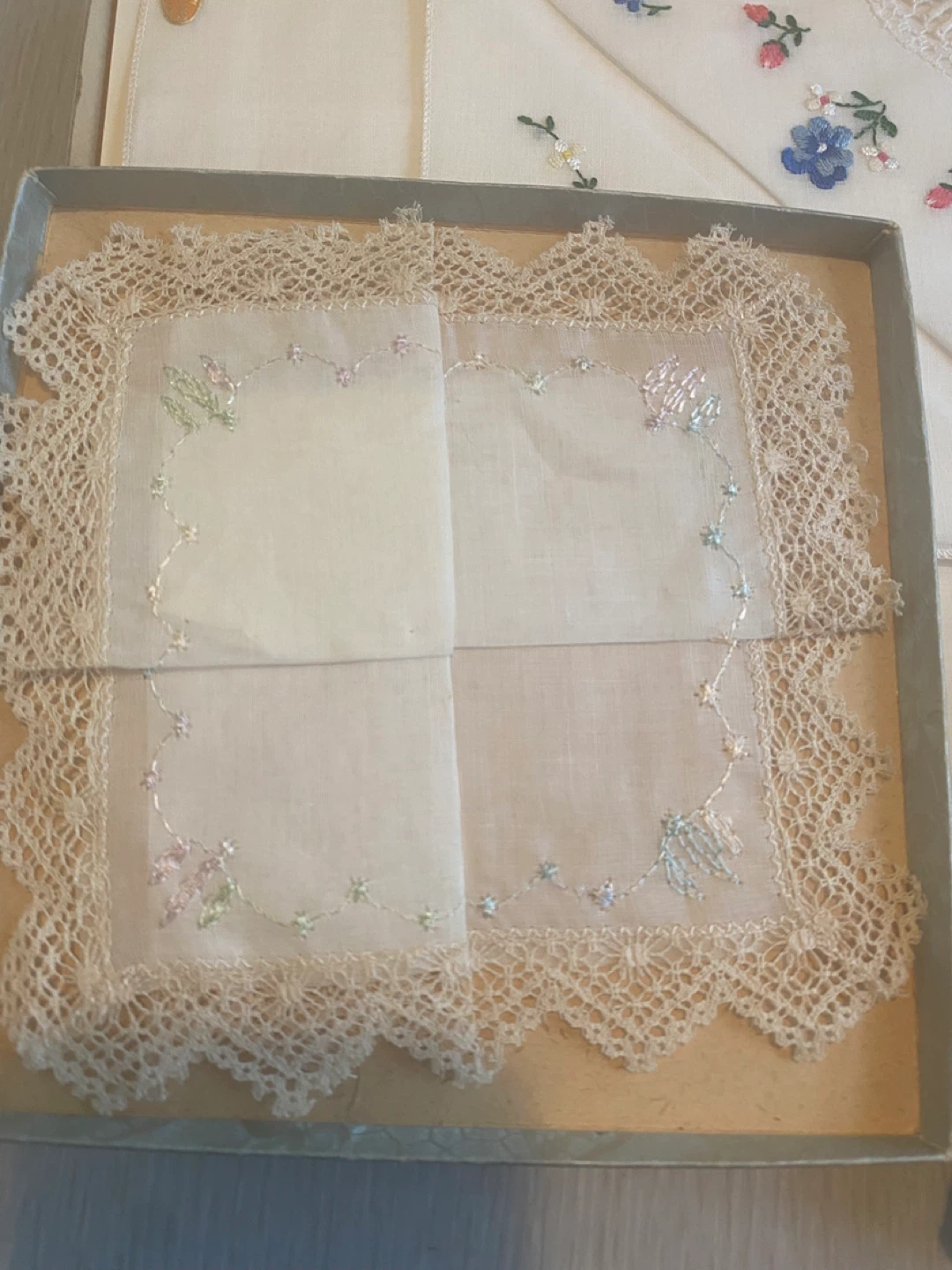 5 vintage Embroidered Handkerchiefs - photo 2