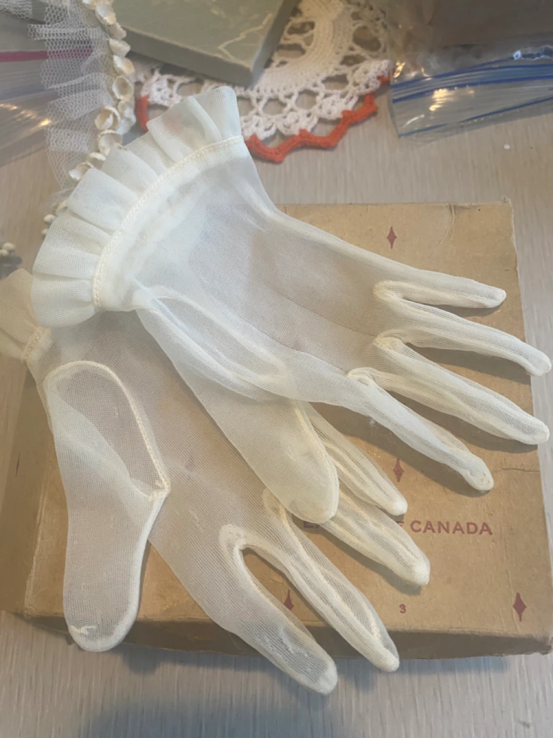 Vintage “Eaton’s of Canada” floral headpiece and gloves - photo 5