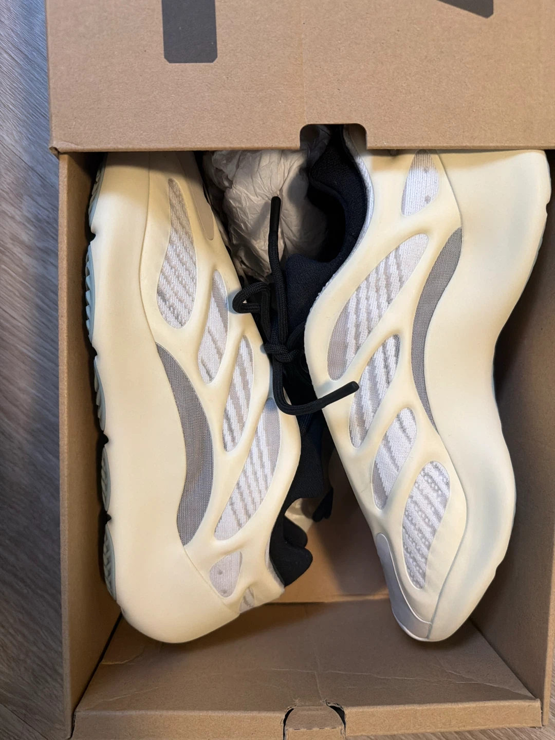 Adidas Yeezy 700 V3 "Alvah" Size 11 - photo 3