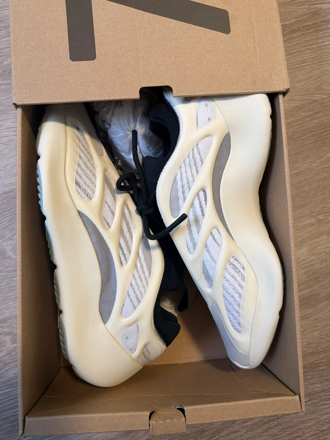 Adidas Yeezy 700 V3 "Alvah" Size 11 - photo 2