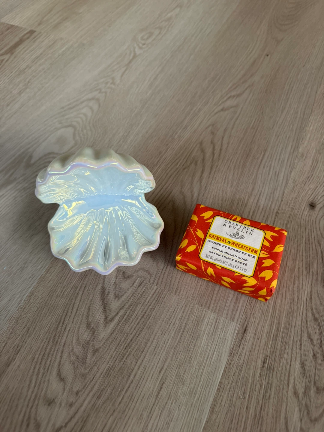 Pretty opalescent clam shell soap holder & soap