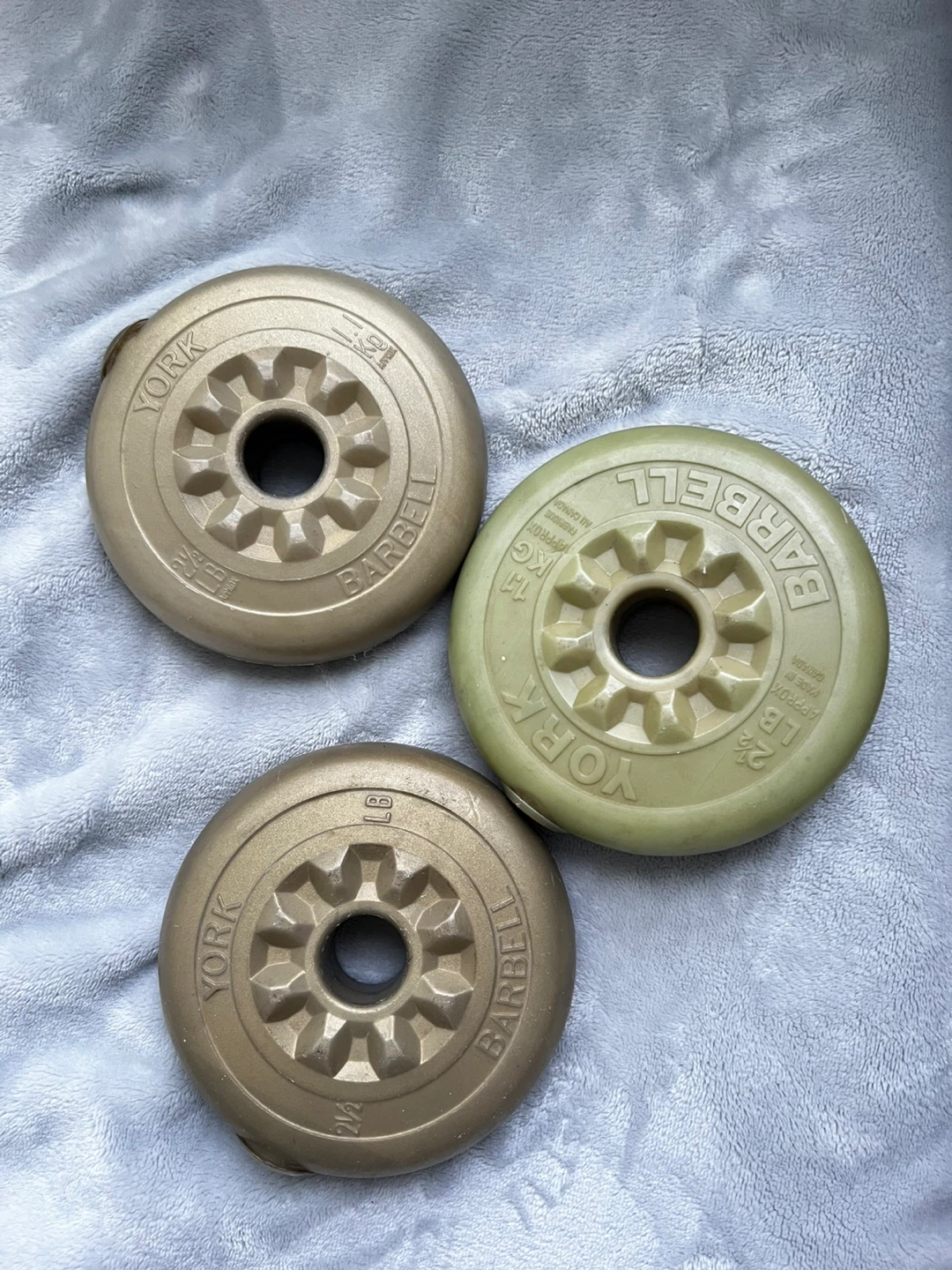 3 York Barbell Weight Plates (2.5lb/1.1kg)