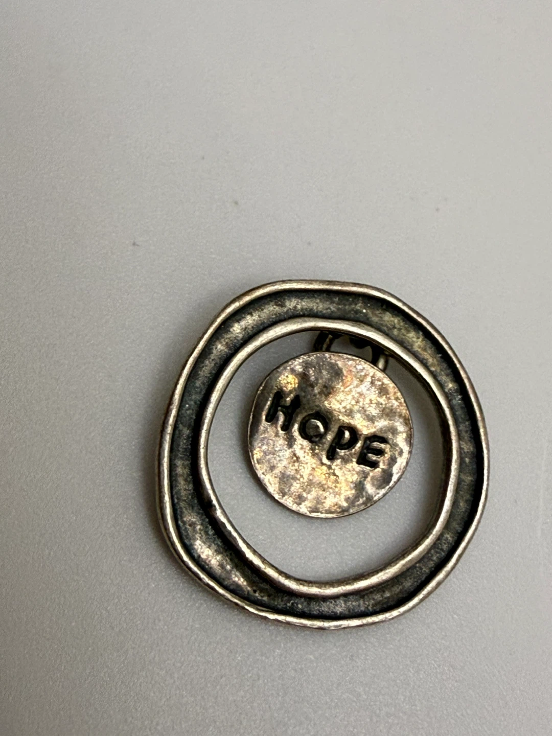 Pendant with "HOPE" engraving - photo 2