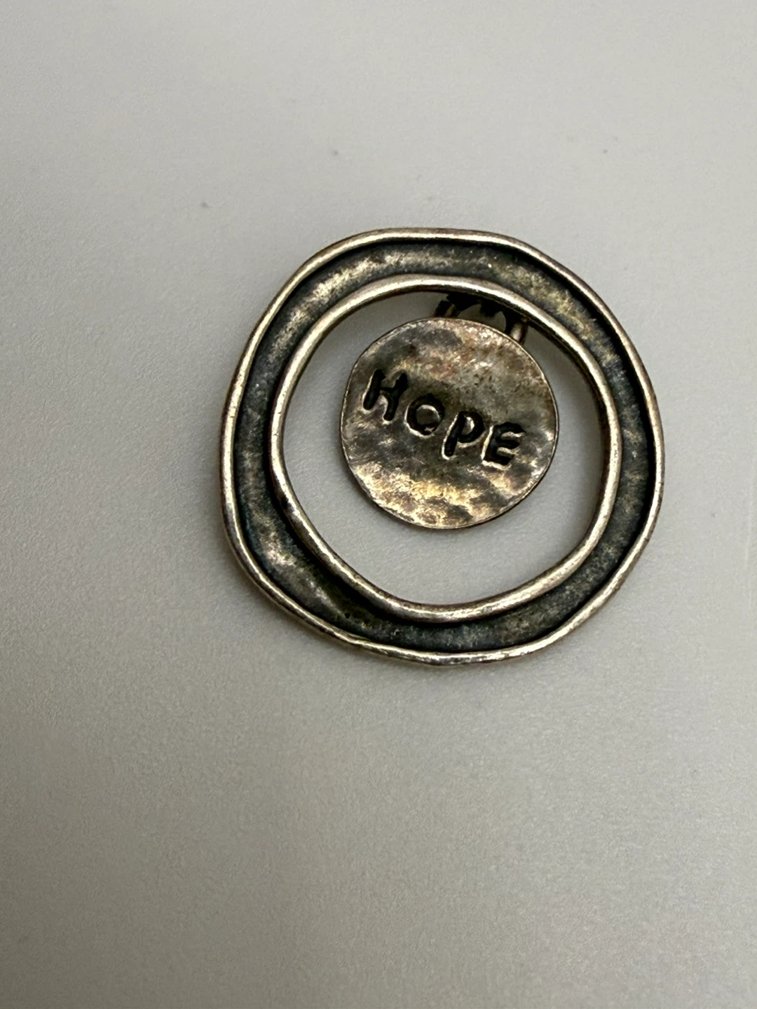 Pendant with "HOPE" engraving - photo 3