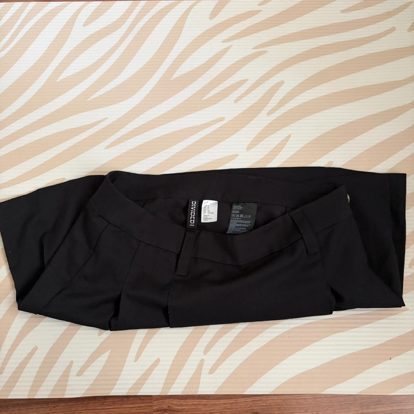 Divided H&M Black Pleated Mini Skirt Size 36 - photo 2