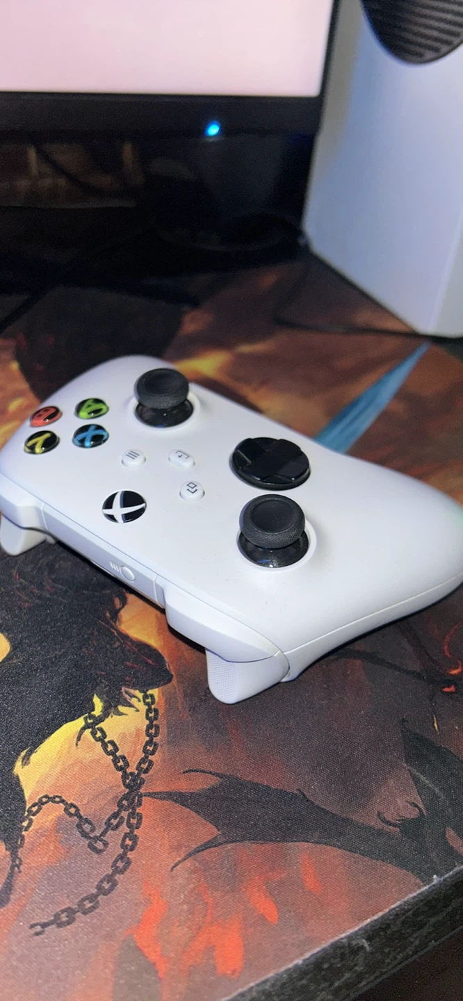 White Xbox Wireless Controller - photo 2