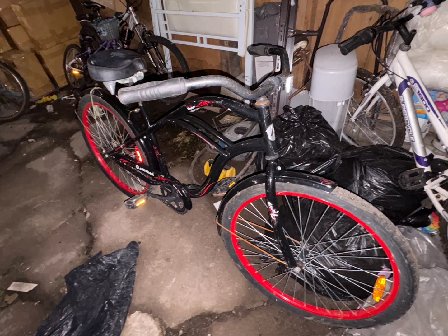 Black cruiser bike with red rims