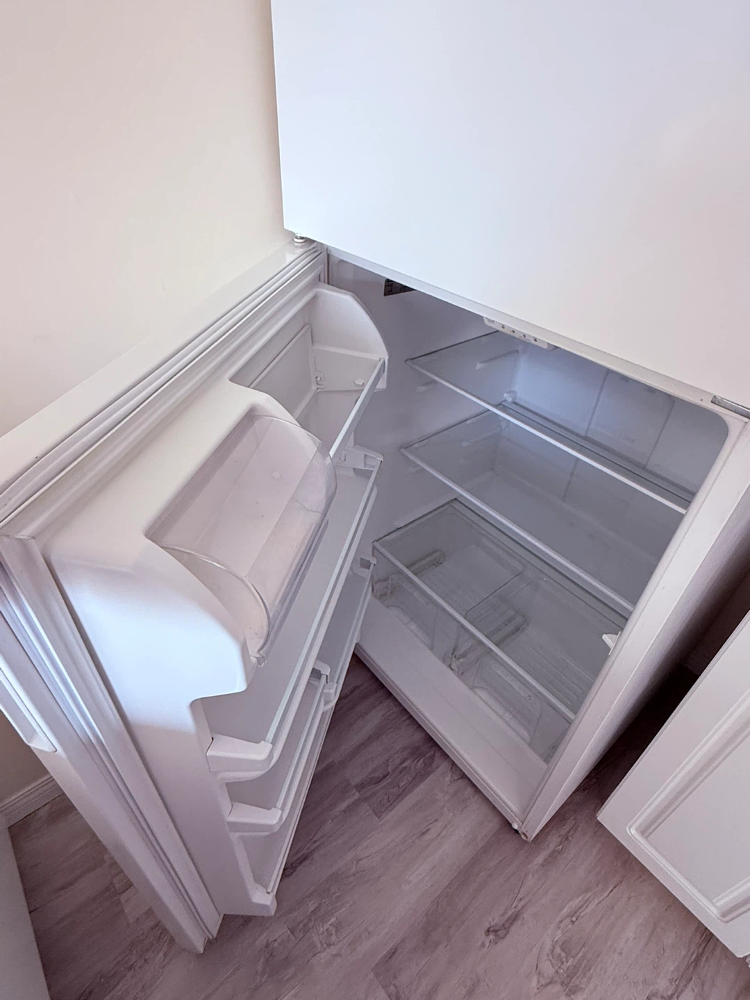Amana 30” Refrigerator - photo 3