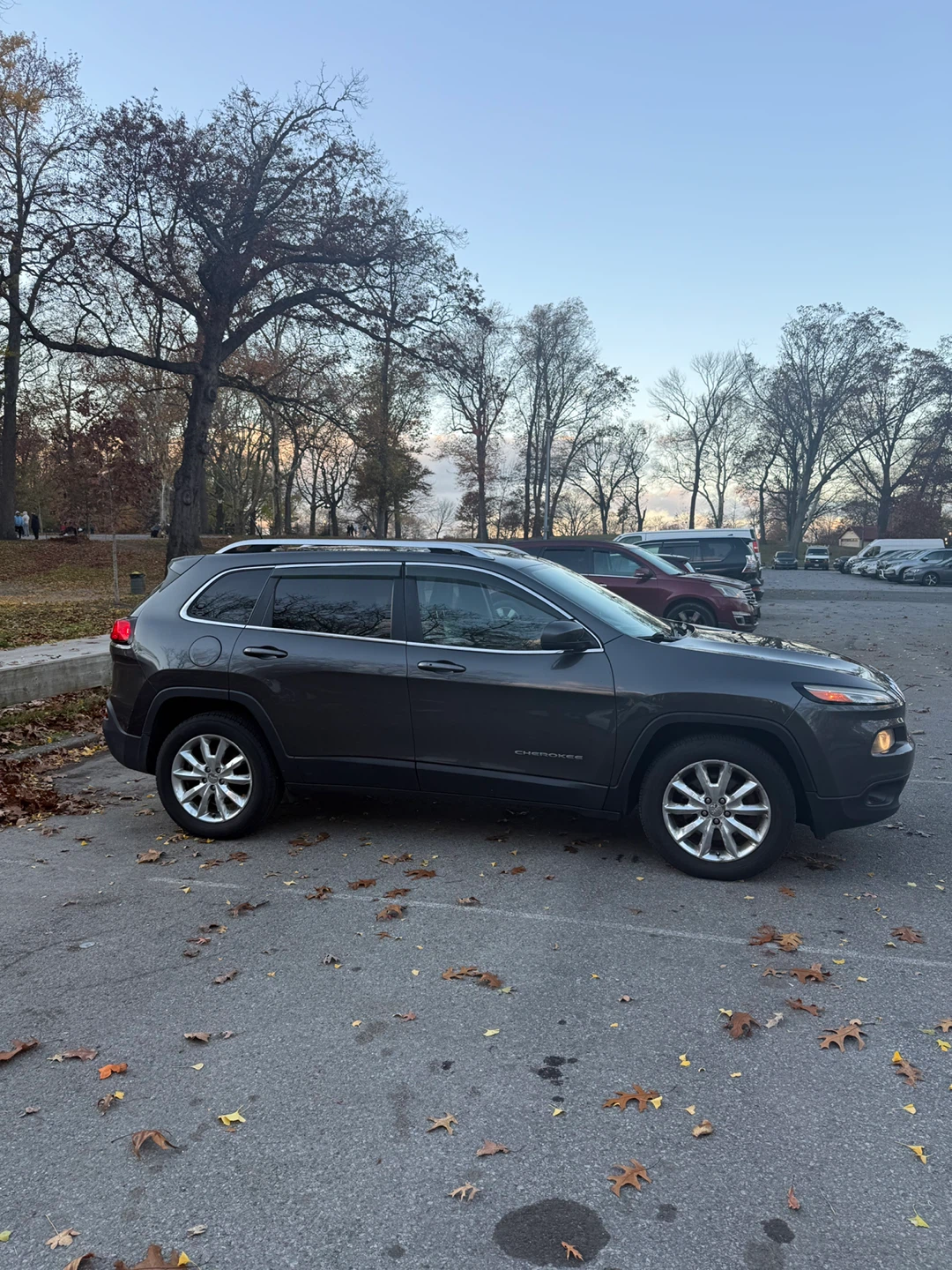 Jeep Cherokee Latitude SUV - photo 2