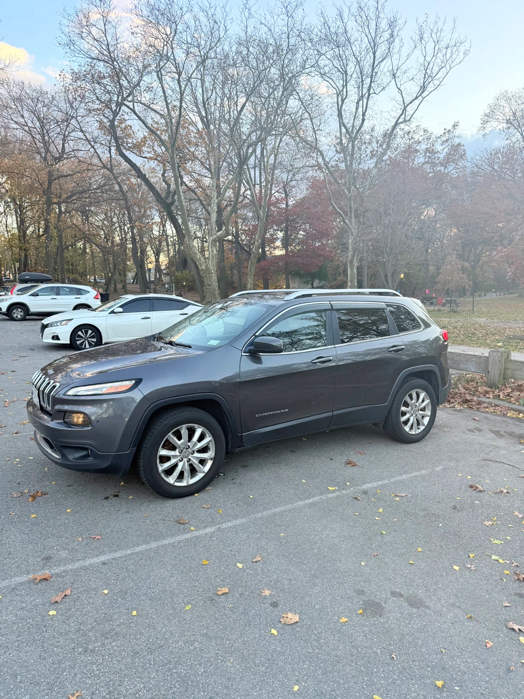 Jeep Cherokee Latitude SUV - photo 4