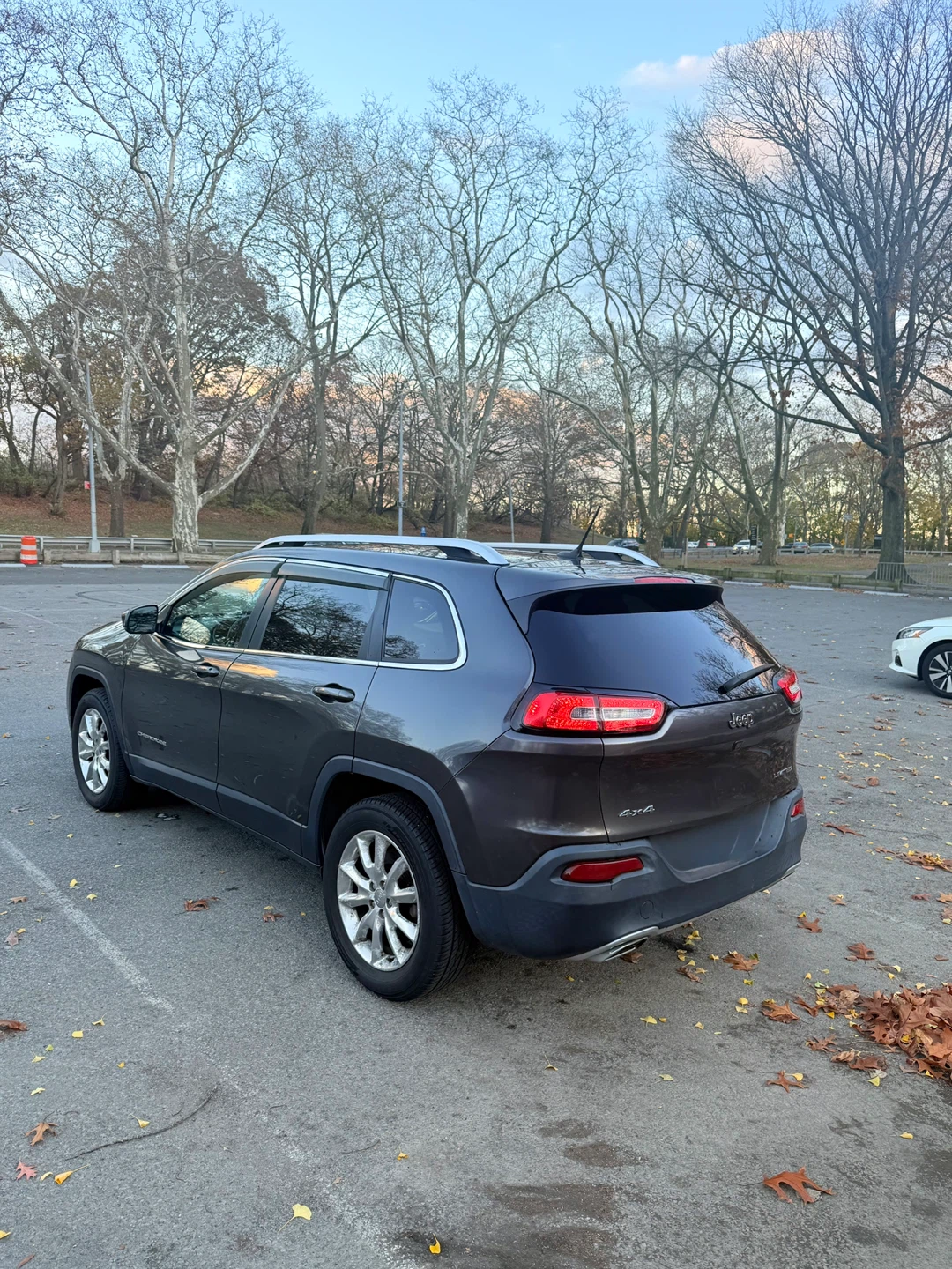 Jeep Cherokee Latitude SUV - photo 3