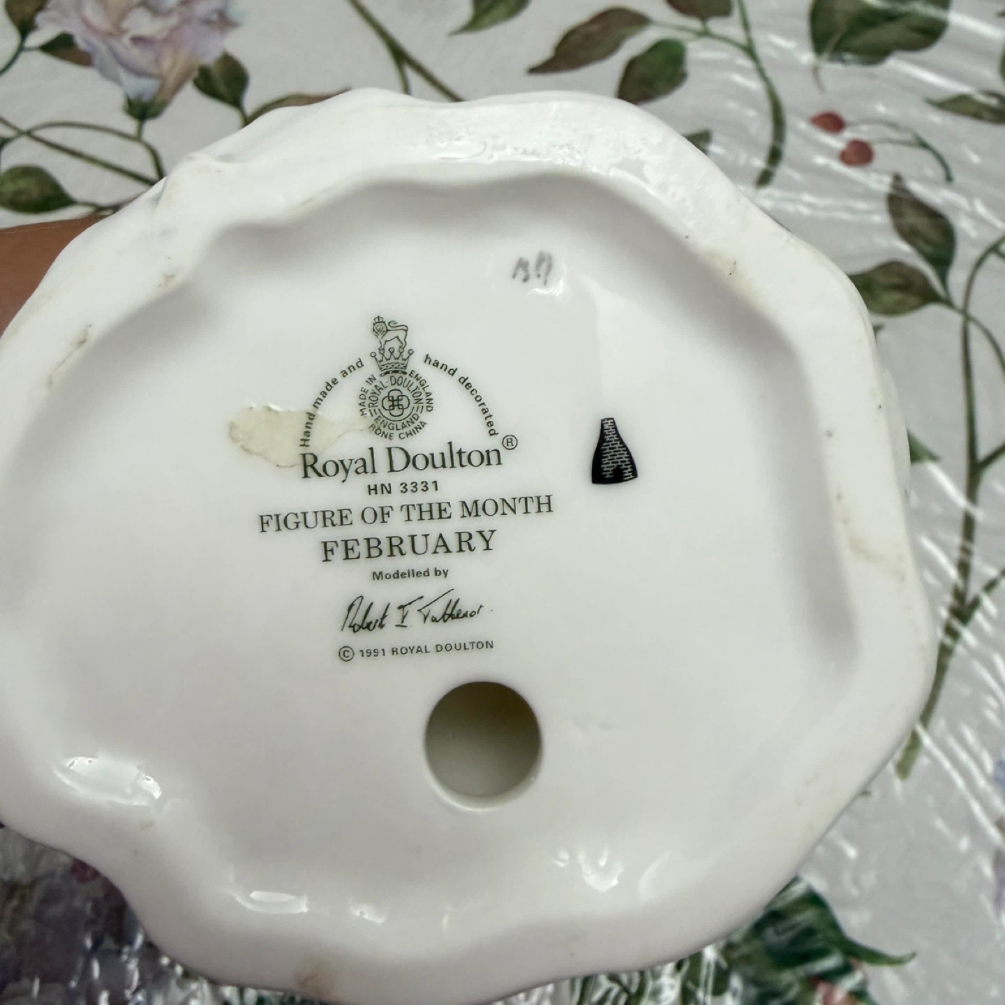 Royal Doulton Figure of the Month February HN 3331 - photo 4