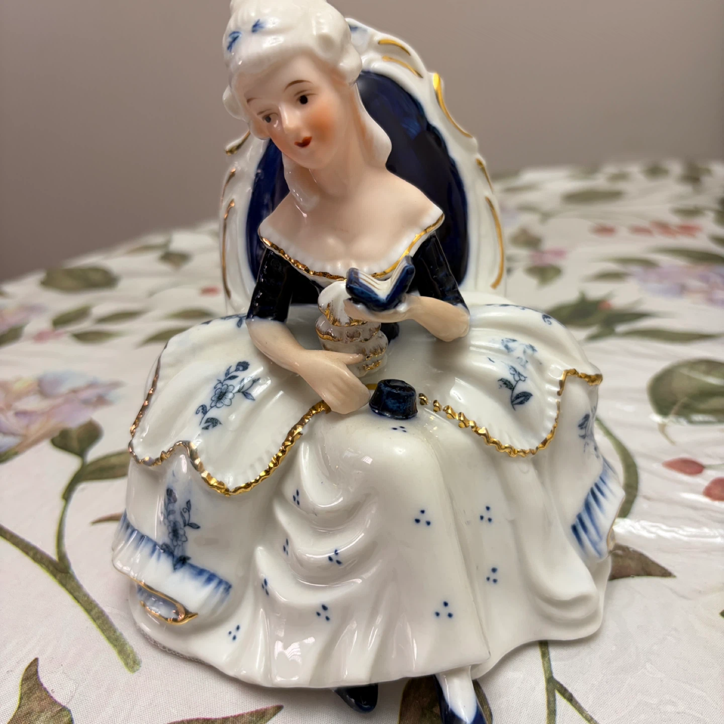 Vintage Ceramic Figurine - Woman Reading - photo 2