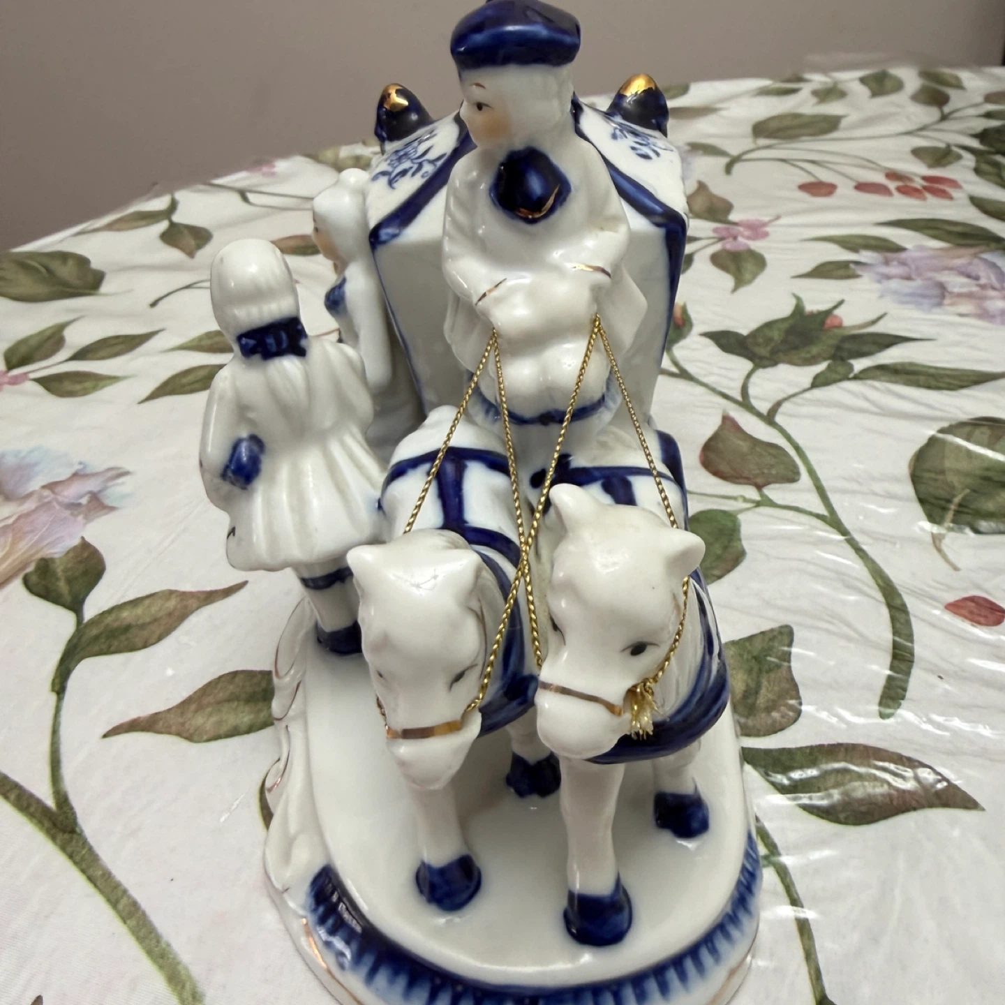 Porcelain Figurine Carriage with Figures - photo 2